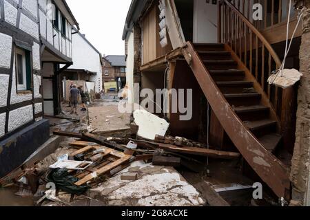 Inondazioni in NRW, il villaggio di Iversheim sulla Erft, è stato quasi completamente inondato danni a quasi tutti gli edifici e la strada, pulizia lavori, Ivershe Foto Stock