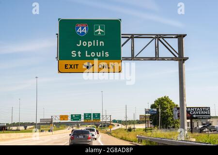 Springfield, Missouri - 13 giugno 2021: Indicazioni per l'incrocio tra le Route 65 e l'Interstate 44 Foto Stock