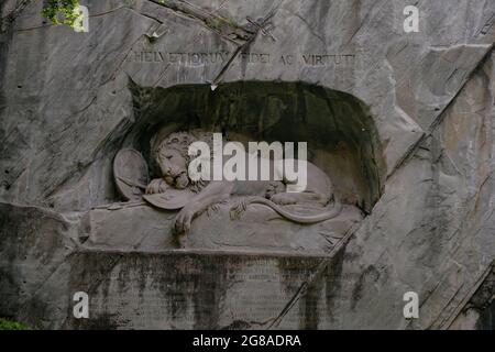Il Monumento del Leone (Lewendenkmal), un monumento storico (1821) a Lucerna - Lucerna, Svizzera, è stato scolpito nella roccia per onorare le Guardie Svizzere di Lois XV Foto Stock