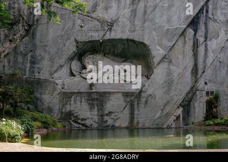 Il Monumento del Leone (Lewendenkmal), un monumento storico (1821) a Lucerna - Lucerna, Svizzera, è stato scolpito nella roccia per onorare le Guardie Svizzere di Lois XV Foto Stock
