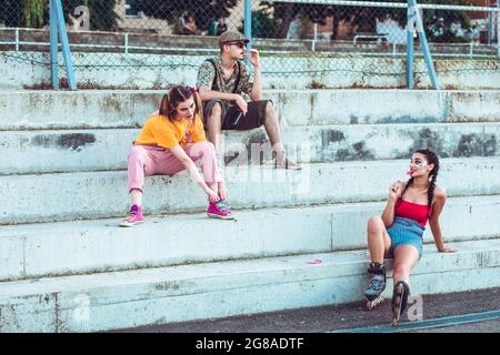 Gruppo di amici che si affacciano all'esterno. Freddo Foto Stock