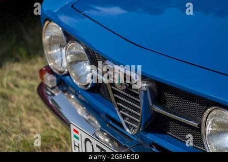 Dunaujvaros, Ungheria - 07 17 2021: Front end di una vecchia Alfa Romeo sul carshow Alfacity. Foto Stock