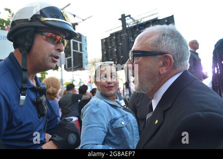 MIAMI, FLORIDA - LUGLIO 17: Emilio Estefan partecipa al Freedom Rally mostrando sostegno ai cubani che manifestano contro il loro governo, al Miami Dade College Freedom Tower di Miami, il 17 luglio 2021. - il presidente cubano Miguel Diaz-Canel, il 17 luglio, ha denunciato ciò che egli ha detto è una falsa storia sui disordini nell'isola caraibica, mentre il regime comunista ha spinto con forza contro i suggerimenti di un malcontento storicamente diffuso. (Foto di JL/Sipa USA) Credit: Sipa USA/Alamy Live News Foto Stock