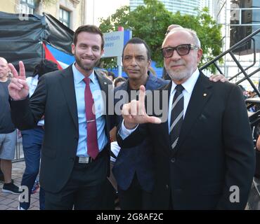 MIAMI, FLORIDA - LUGLIO 17: Ospite, Jon Secada ed Emilio Estefan partecipano ad un Rally della libertà che mostra il sostegno ai cubani che manifestano contro il loro governo, al Miami Dade College Freedom Tower di Miami, il 17 luglio 2021. - il presidente cubano Miguel Diaz-Canel, il 17 luglio, ha denunciato ciò che egli ha detto è una falsa storia sui disordini nell'isola caraibica, mentre il regime comunista ha spinto con forza contro i suggerimenti di un malcontento storicamente diffuso. (Foto di JL/Sipa USA) Credit: Sipa USA/Alamy Live News Foto Stock