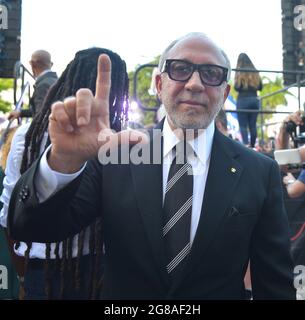 MIAMI, FLORIDA - LUGLIO 17: Emilio Estefan partecipa al Freedom Rally mostrando sostegno ai cubani che manifestano contro il loro governo, al Miami Dade College Freedom Tower di Miami, il 17 luglio 2021. - il presidente cubano Miguel Diaz-Canel, il 17 luglio, ha denunciato ciò che egli ha detto è una falsa storia sui disordini nell'isola caraibica, mentre il regime comunista ha spinto con forza contro i suggerimenti di un malcontento storicamente diffuso. (Foto di JL/Sipa USA) Credit: Sipa USA/Alamy Live News Foto Stock