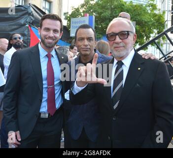 MIAMI, FLORIDA - LUGLIO 17: Ospite, Jon Secada ed Emilio Estefan partecipano ad un Rally della libertà che mostra il sostegno ai cubani che manifestano contro il loro governo, al Miami Dade College Freedom Tower di Miami, il 17 luglio 2021. - il presidente cubano Miguel Diaz-Canel, il 17 luglio, ha denunciato ciò che egli ha detto è una falsa storia sui disordini nell'isola caraibica, mentre il regime comunista ha spinto con forza contro i suggerimenti di un malcontento storicamente diffuso. (Foto di JL/Sipa USA) Credit: Sipa USA/Alamy Live News Foto Stock