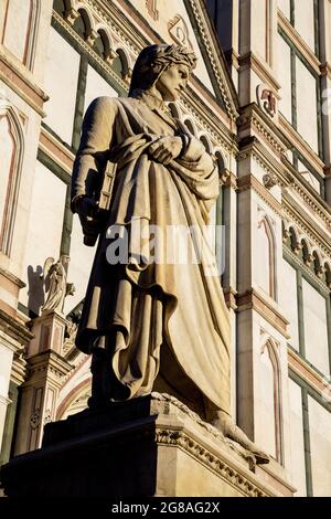 Statua rinascimentale di Dante Alighieri, Piazza Santa Croce, Patrimonio dell'Umanità dell'UNESCO, centro storico, Firenze, Toscana, Italia Foto Stock