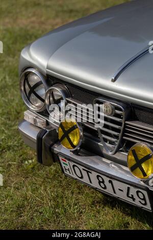 Dunaujvaros, Ungheria - 07 17 2021: Front end di una vecchia Alfa Romeo sul carshow Alfacity. Foto Stock