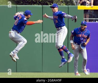 Pittsburgh, Stati Uniti. 18 luglio 2021. Il fielder di destra di New York Mets Michael Conforto (30), (l) il Fielder di New York Mets Center Brandon Nimmo (9) (c) e il Fielder di New York Mets Brandon Nimmo (9) celebrano la vittoria di Mets 7-6 contro i Pirati di Pittsburgh al PNC Park domenica 18 luglio 2021 a Pittsburgh. Foto di Archie Carpenter/UPI Credit: UPI/Alamy Live News Foto Stock