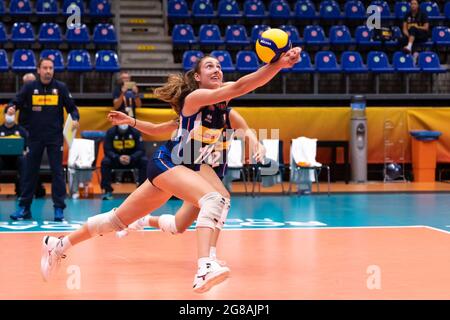 ROTTERDAM, PAESI BASSI - JULI 18: Stella Nervini d'Italia durante la partita di pallavolo femminile del Campionato del mondo U20 contro Italia e Serbia al Topsportcentrum il luglio 18, 2021 a Rotterdam, Paesi Bassi (Foto di Rene van Dam/Orange Pictures) Foto Stock