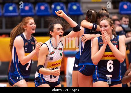 ROTTERDAM, PAESI BASSI - JULI 18: Martina Armini d'Italia, Gaia Guiducci d'Italia durante la partita di pallavolo femminile U20 contro l'Italia e la Serbia al Topsportcentrum il luglio 18, 2021 a Rotterdam, Paesi Bassi (Foto di Rene van Dam/Orange Pictures) Foto Stock