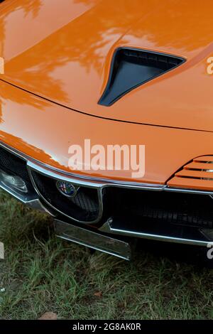 Dunaujvaros, Ungheria - 07 17 2021: L'iconc davanti ad una vecchia Alfa Romeo Montreal sulla mostra di Alfacity. Foto Stock