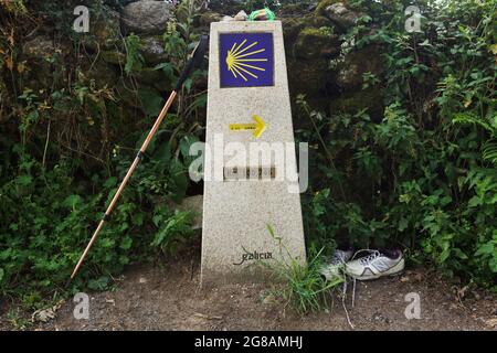 Camino de Santiago (Via di San Giacomo). Tradizionale chilometro pietra miliare del Camino de Santiago che segna quasi un centinaio di chilometri prima che la strada raggiunge Santiago de Compostela vicino al villaggio di Ferreiros in Galizia, Spagna. La strada francese del Camino de Santiago attraversa questo villaggio sulla strada che da Barbadelo porta a Portomarín. Foto Stock
