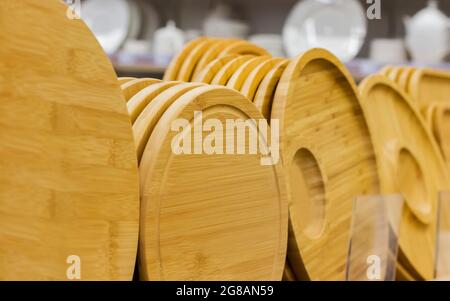 Foto di tavole da cucina in legno stand fila in negozio. Foto Stock