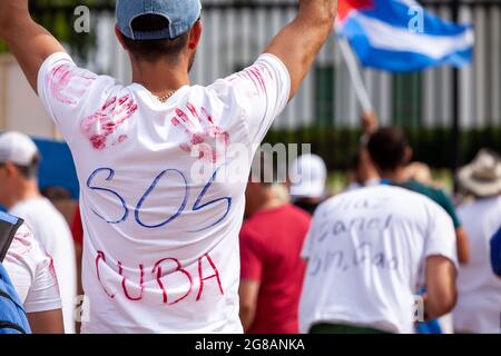 Washington, DC, USA, 18 luglio 2021. Nella foto: Centinaia si riuniscono di fronte alla Casa Bianca in solidarietà con il popolo cubano. I manifestanti hanno chiesto l’intervento degli Stati Uniti per liberare Cuba. Credit: Alison Bailey / Alamy Live News Foto Stock