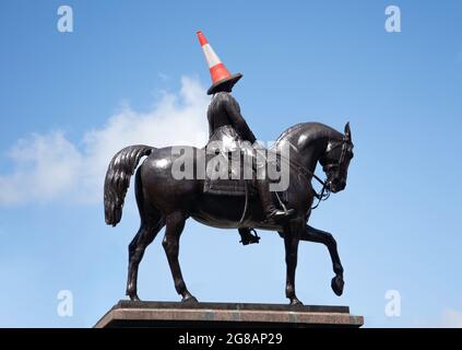 Statua equestre del Duca di Wellington con cappello "Traffic Bollard", George Square, Glasgow City, Scozia, Regno Unito Foto Stock