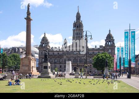 Glasgow City Chambers e Scott Monument, George Square, Glasgow City, Scozia, Regno Unito Foto Stock