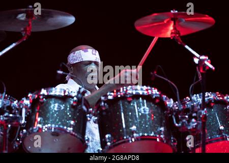 Madrid, Spagna. 18 luglio 2021. Il batterista americano Billy Cobham della Billy Cobham Band si esibisce dal vivo durante il festival musicale 'Noches del Botanico' di Madrid. Credit: SOPA Images Limited/Alamy Live News Foto Stock