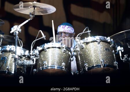 Madrid, Spagna. 18 luglio 2021. Il batterista americano Billy Cobham della Billy Cobham Band si esibisce dal vivo durante il festival musicale 'Noches del Botanico' di Madrid. Credit: SOPA Images Limited/Alamy Live News Foto Stock