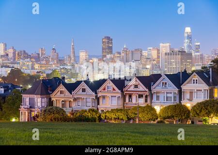 Vista notturna delle famose Painted Ladies con skyline a San Francisco Foto Stock