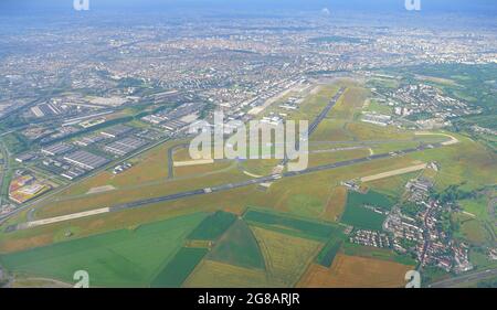 LE BOURGET, FRANCIA -29 GIU 2021- Vista aerea dell'aeroporto le Bourget (LBG), il terzo aeroporto della regione di Parigi. Ospita la famosa aria annuale di Parigi Foto Stock