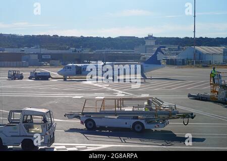 MARSIGLIA, FRANCIA -29 GIU 2021- Vista di un aereo regionale ATR turboelica da Air Corsica (XK) all'aeroporto Marseille Provence (MRS) a Marignane Foto Stock