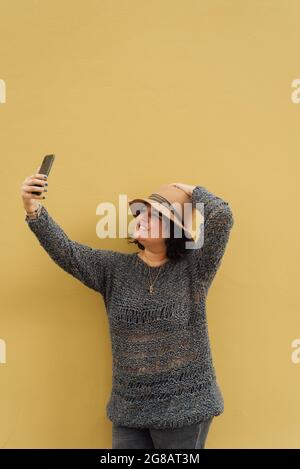 ritratto di una donna che prende un selfie Foto Stock