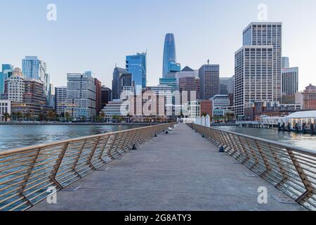 Vista al tramonto dello skyline di San Francisco dal molo 14 in California Foto Stock