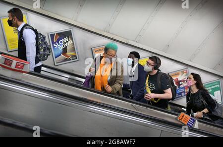 Londra, Regno Unito. 10 settembre 2020. I passeggeri che indossano rivestimenti per il viso utilizzano la scala mobile a Kings Cross, durante il periodo di validità delle 19 restrizioni. Dopo più di un anno di restrizioni per l'uso obbligatorio della maschera facciale e l'allontanamento sociale dei viaggiatori termineranno (lunedì 19 luglio). Il governo ha ancora consigliato l'uso di maschere facciali e di lasciare spazio in spazi affollati all'interno. (Foto di Martin Pope/SOPA Images/Sipa USA) Credit: Sipa USA/Alamy Live News Foto Stock