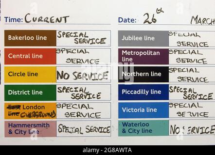 Londra, Regno Unito. 27 Marzo 2020. Un segno del sistema della metropolitana che mostra il servizio limitato che è in esecuzione con molti treni vuoti, durante il covid 19 restrizioni period.After più di un anno di restrizioni per i viaggiatori 'obbligatorio maschera indossare e di distanza sociale terminerà (Lunedi 19 luglio). Il governo ha ancora consigliato l'uso di maschere facciali e di lasciare spazio in spazi affollati all'interno. Credit: SOPA Images Limited/Alamy Live News Foto Stock