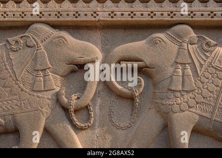 scultura di elefante sul muro Foto Stock
