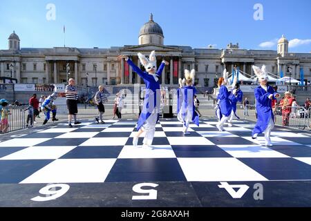 ChessFest, Londra, Regno Unito. Un gioco di scacchi è stato giocato con 32 attori in abiti ispirati Alice nel paese delle meraviglie su una tavola gigante in Trafalgar Square. Foto Stock
