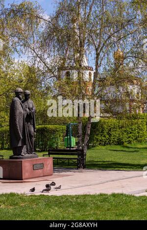 Russia, Irkutsk - 27 maggio 2021: Monumento ai Santi Pietro e Fevronia di Murom in primavera Foto Stock