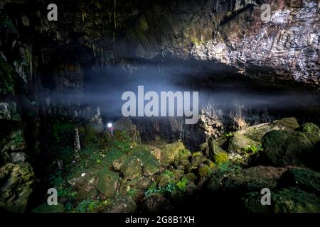 Bella grotta con luce nel distretto di Moc Chau nord del Vietnam Foto Stock