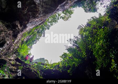 Bella grotta con luce nel distretto di Moc Chau nord del Vietnam Foto Stock