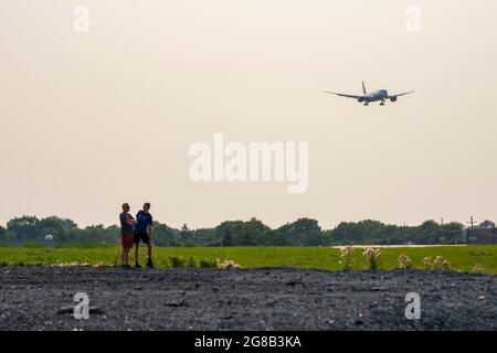 Chicago, il, Stati Uniti - 18 luglio 2021: Padre e figlio avvistano aerei all'aeroporto internazionale o'Hare di Chicago. Foto Stock