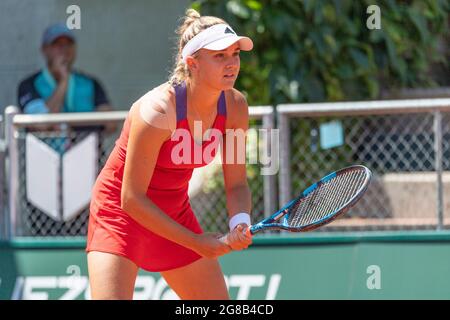 Losanna, Svizzera. 07 luglio 2021. Clara Burel di Francia è in azione durante la finale, Lausanne 2021 torneo di tennis WTA 250 (Foto di Eric Dubost/Pacific Press) Credit: Pacific Press Media Production Corp./Alamy Live News Foto Stock