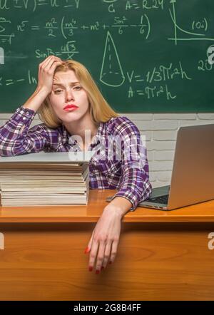 Espressione facciale negativa. Stanco studente imparare a casa. Giovane studente universitario a dura preparazione esame in sala di studio guardando stanco e stanco Foto Stock