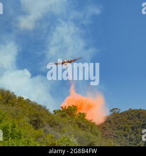 Santa Barbara County Wildfire. Antincendio aereo Foto Stock