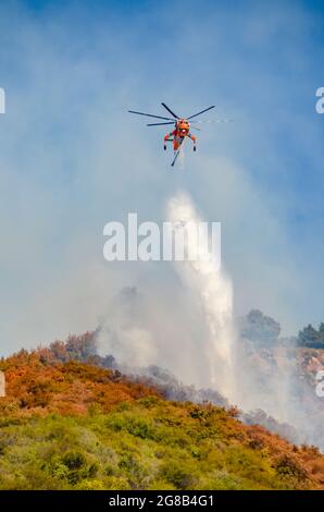 Santa Barbara County Wildfire. Antincendio aereo Foto Stock