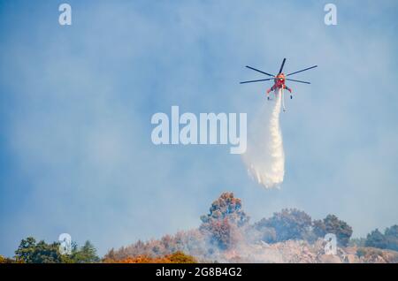 Santa Barbara County Wildfire. Antincendio aereo Foto Stock