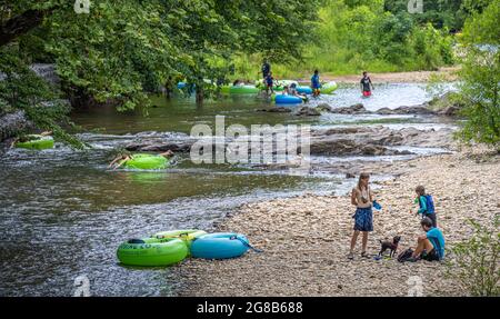 Le famiglie potranno godersi una giornata estiva di tubing sullo splendido fiume Chattahoochee, sulle Blue Ridge Mountains di Helen, Georgia. (STATI UNITI) Foto Stock