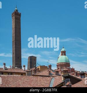 Suggestiva vista sui tetti, le Torri e il Duomo nel centro di Bologna. Emilia e Romagna, Italia Foto Stock