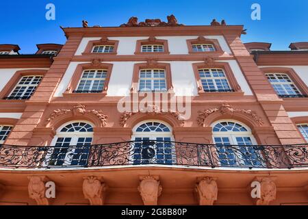 Parte della facciata di un palazzo barocco chiamato 'Castello Biebrich', una residenza ducale costruita nel 1702 a Wiesbaden in Germania Foto Stock