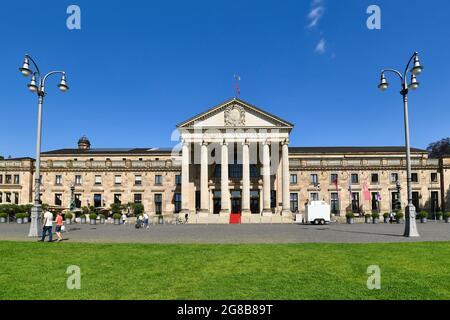 Wiesbaden, Germania - Luglio 2021: Ingresso principale del centro congressi chiamato 'Kurhaus' Foto Stock