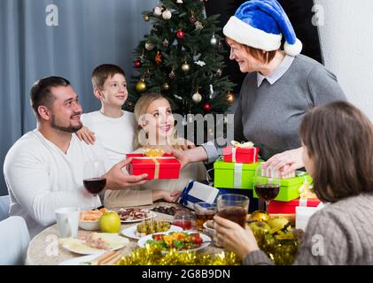 Nonna che regala regali di Natale a bambini e nipoti Foto Stock