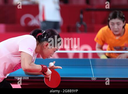 Tokyo, Giappone. 19 luglio 2021. Il giocatore cinese di ping-pong Liu Shiwen (L) serve al suo compagno di squadra Chen Meng durante una sessione di allenamento in vista dei Giochi Olimpici di Tokyo 2020 a Tokyo, Giappone, il 19 luglio 2021. Credit: Wang Dongzhen/Xinhua/Alamy Live News Foto Stock