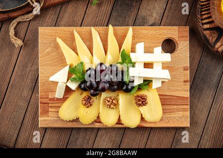 Piatto assortito di antipasti al formaggio con uva Foto Stock