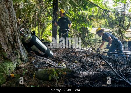 Bellingham, Washington, Stati Uniti. 18 luglio 2021. Mentre gli Stati Uniti occidentali sperimentano il calore estremo e una siccità estesa accelerano gli incendi e hanno già sottolineato risorse sottili necessarie per combatterli.UN mucchio di legname lungo il sentiero Interurban acceso vicino a Bellingham, Washington. I ciclisti hanno allertato le autorità e i campeggiatori vicino alla fiamma che sono stati in grado di sopprimere le fiamme con tubi da giardino e attrezzature portati alla scena.UN dipartimento di risorse naturali vigili del fuoco è arrivato dopo l'incendio era fuori per garantire il contenimento e condurre un'indagine. (Immagine di credito: © Gregg Brekke/ZUMA Pre Foto Stock