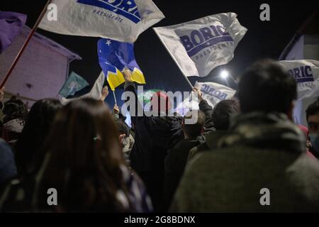 Santiago, Cile. 18 luglio 2021. Gabriel Boric Supporters onda le bandiere mentre celebrano la sua vittoria di elezione. Le elezioni presidenziali primarie in Cile, sono state tenute e la gente ha scelto una volta il leader dello studente Gabiel Boric come candidato presidenziale da approvare il patto di sinistra di dignità. (Foto di Vanessa Rubilar/SOPA Images/Sipa USA) Credit: Sipa USA/Alamy Live News Foto Stock